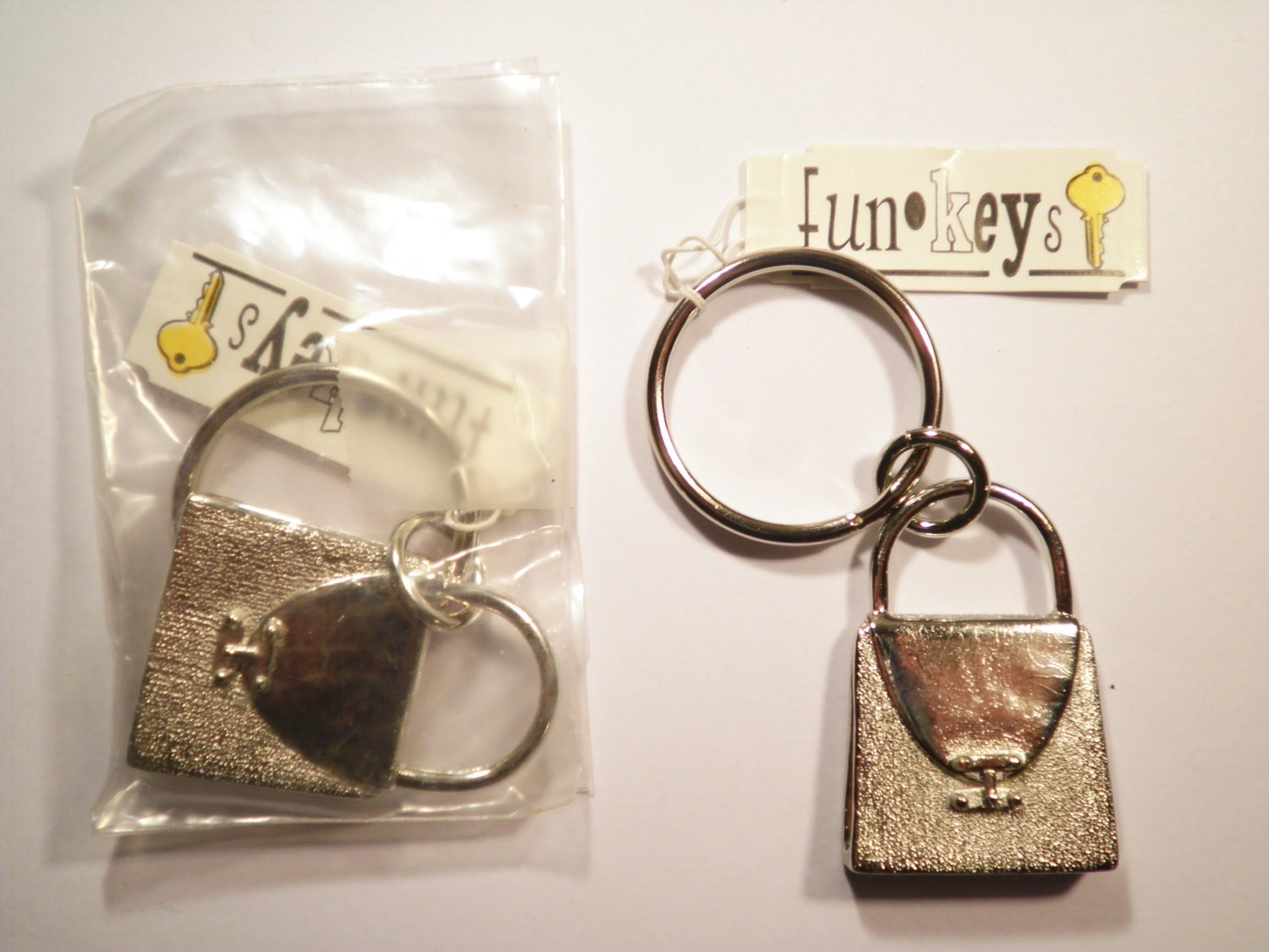 2 Versilberte Taschenbuch Schlüsselanhänger Schlüsselringe von epicvintagejewelry