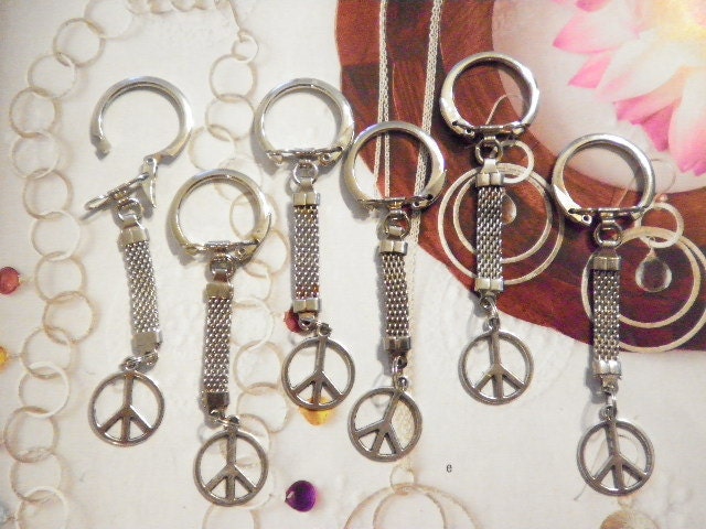 2 Vintage Schlüsselanhänger Mit Peace Zeichen Versilbert 2 Vintage Schlüsselanhänger Mit Peace Zeichen Versilbert von epicvintagejewelry