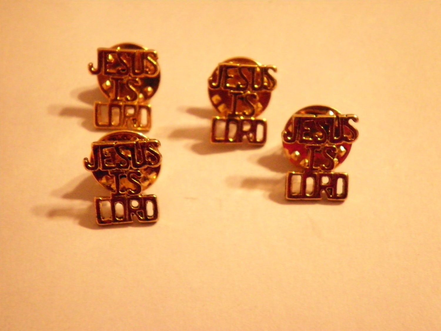 3 Vintage Vergoldete Jesus Is Lord Pins 3 Vintage Vergoldete Jesus Is Lord Pins von epicvintagejewelry