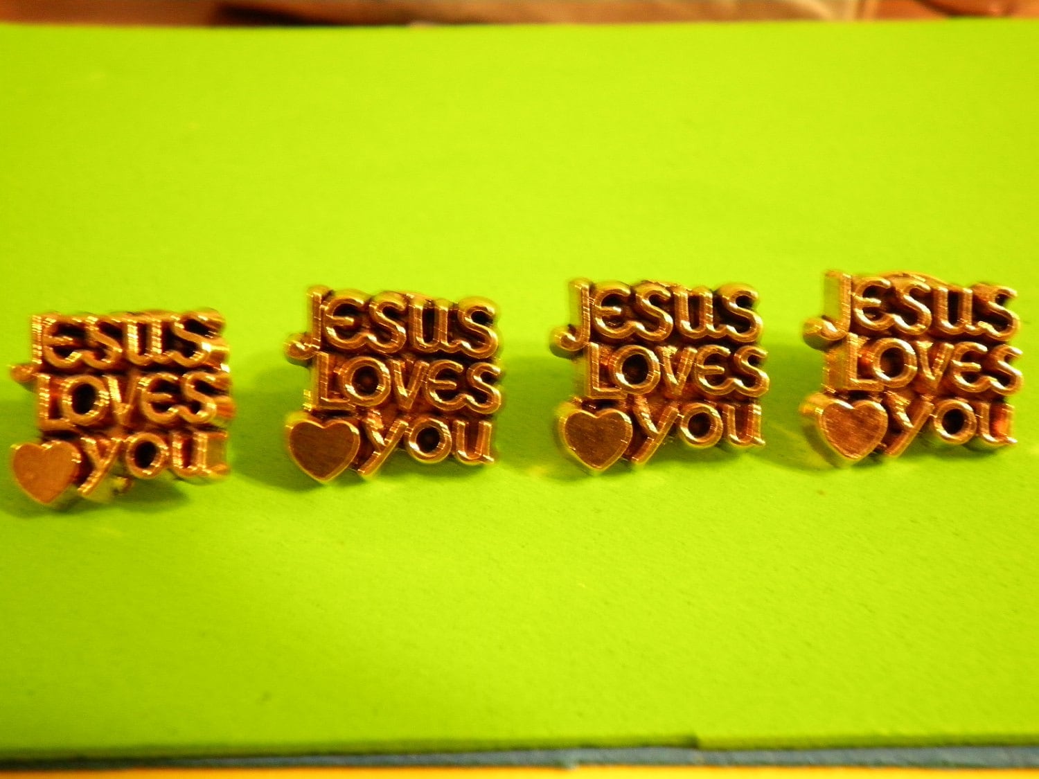 2 Vintage Vergoldete Jesus Liebt Dich Pin Broschen 2 Vintage Vergoldete Jesus Liebt Dich Pin Broschen von epicvintagejewelry