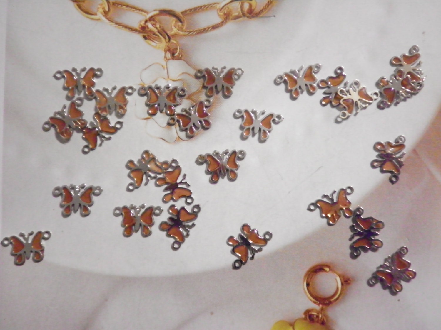 24 Vintage Versilbert Amber Schmetterling Anhänger 24 Vintage Versilbert Amber Schmetterling Anhänger von epicvintagejewelry