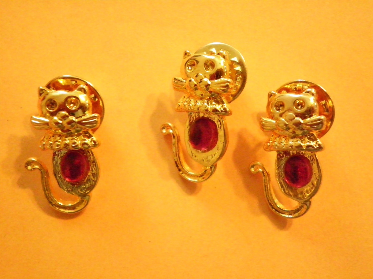 3 Vergoldeten Kitty Kat-Pins Mit Ruby Roten Stein von epicvintagejewelry
