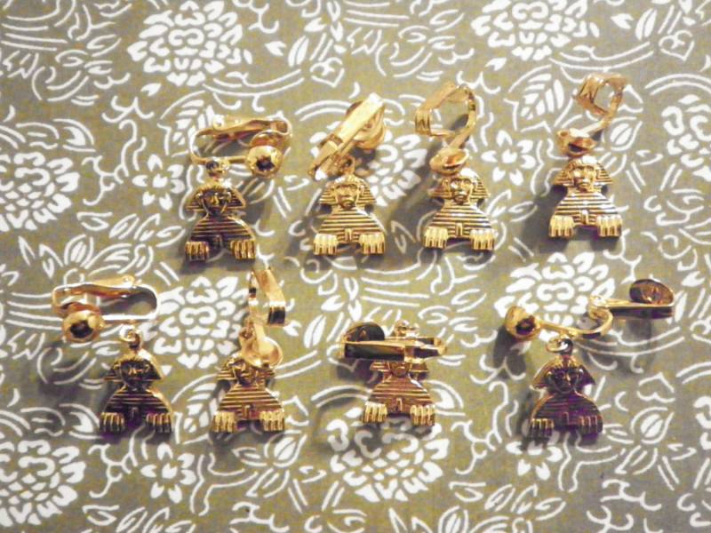 4 Prs. Vergoldet Sphinx Clutchback Ohrringe von epicvintagejewelry