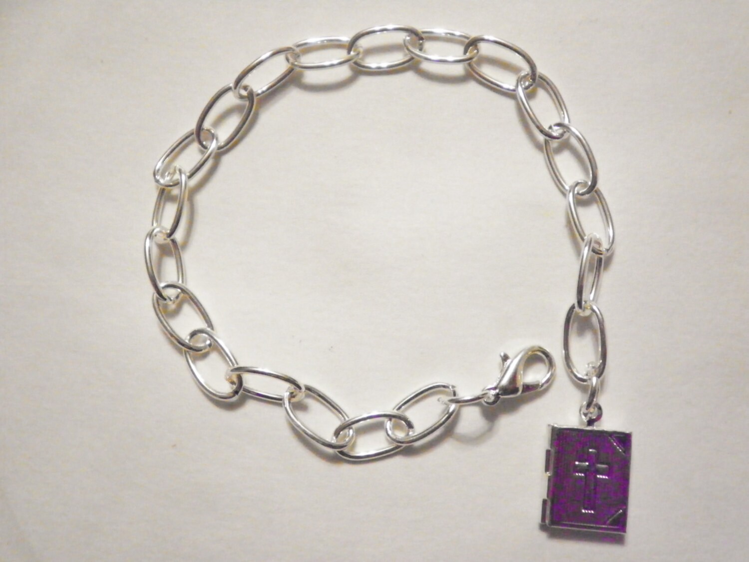 4 Versilbert 8" Bibel Locket Armbänder 4 Versilbert 8" Bibel Locket Armbänder von epicvintagejewelry