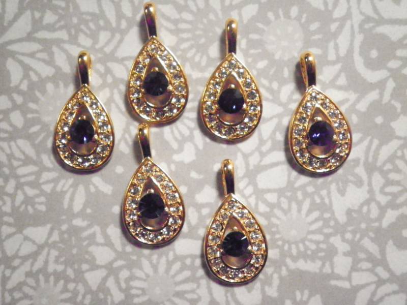 4 Vg Teardrop-Anhänger Mit Steinen 4 Vg Teardrop-Anhänger Mit Steinen von epicvintagejewelry