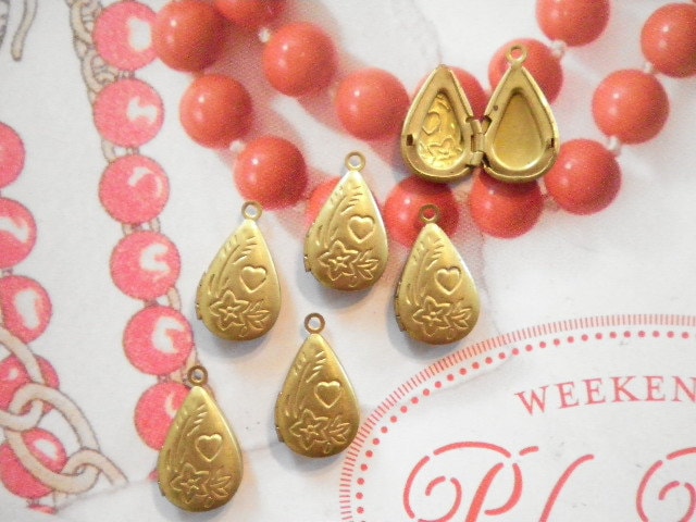 4 Vintage Messing 17 Mm Teardrop Medaillons Mit Herzen Und Blumen Design 4 Vintage Messing 17 Mm Teardrop Medaillons Mit Herzen Und Blumen Design von epicvintagejewelry