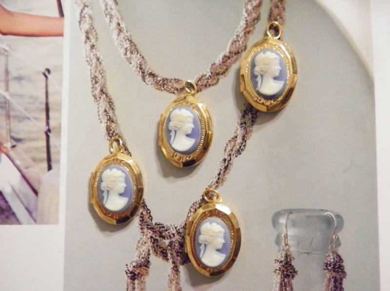 4 Vintage Vergoldete 16x20mm Medaillons Mit Blauem Glas Kamee von epicvintagejewelry