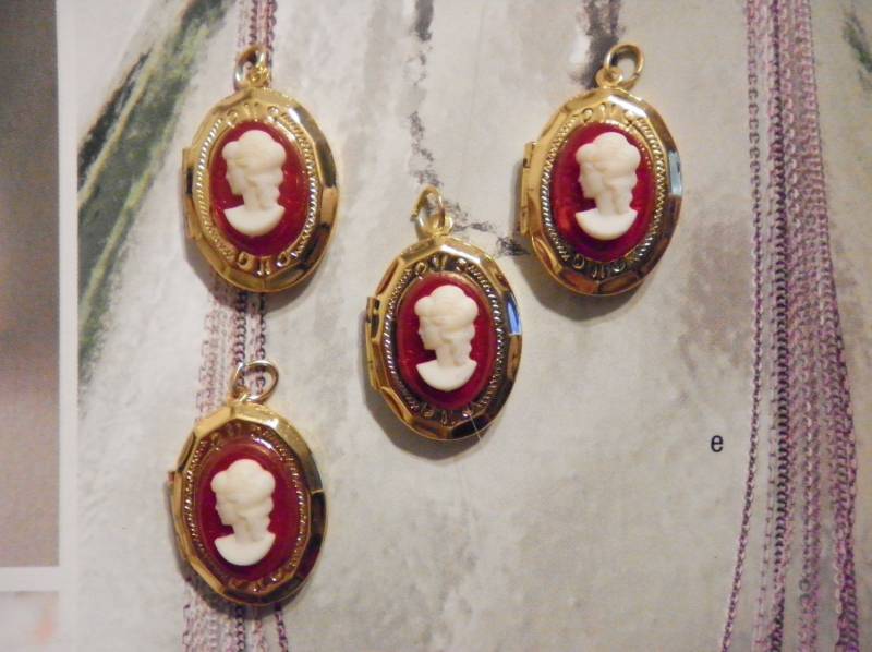 4 Vintage Vergoldete 16x20mm Medaillons Mit Rubinrotem Kamee von epicvintagejewelry