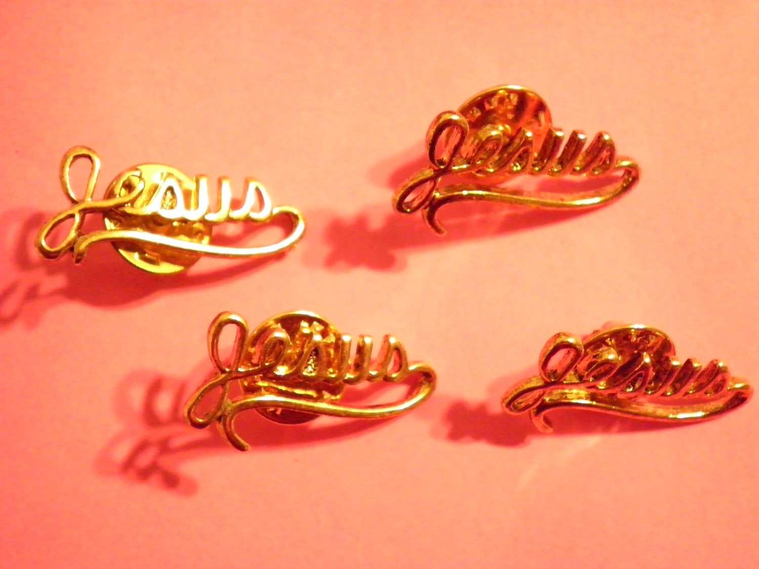 4 Vintage Vergoldete Jesus Pins von epicvintagejewelry
