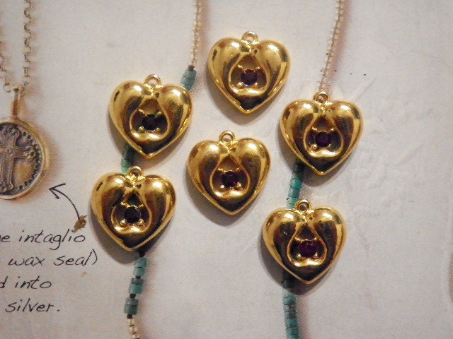 5 Vergoldete 15mm Herz Anhänger Mit Rubin Rot Stein 5 Vergoldete 15mm Herz Anhänger Mit Rubin Rot Stein von epicvintagejewelry