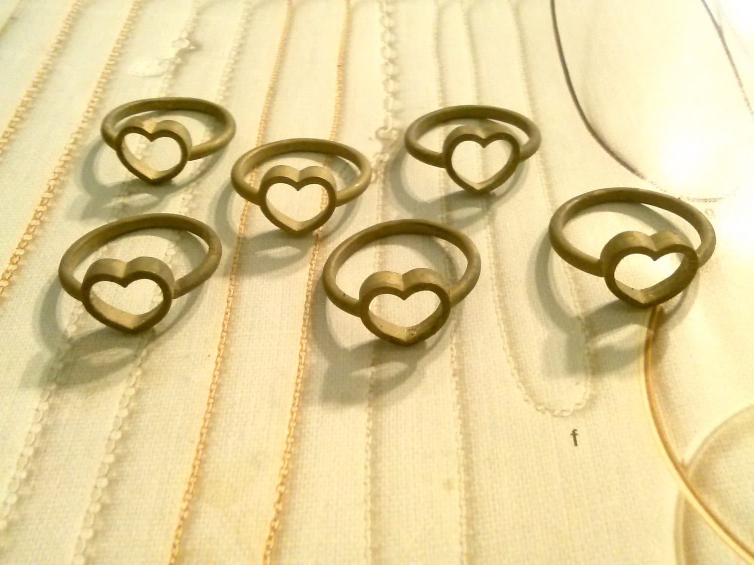 6 Messing Herz Ring Charms 6 Messing Herz Ring Charms von epicvintagejewelry