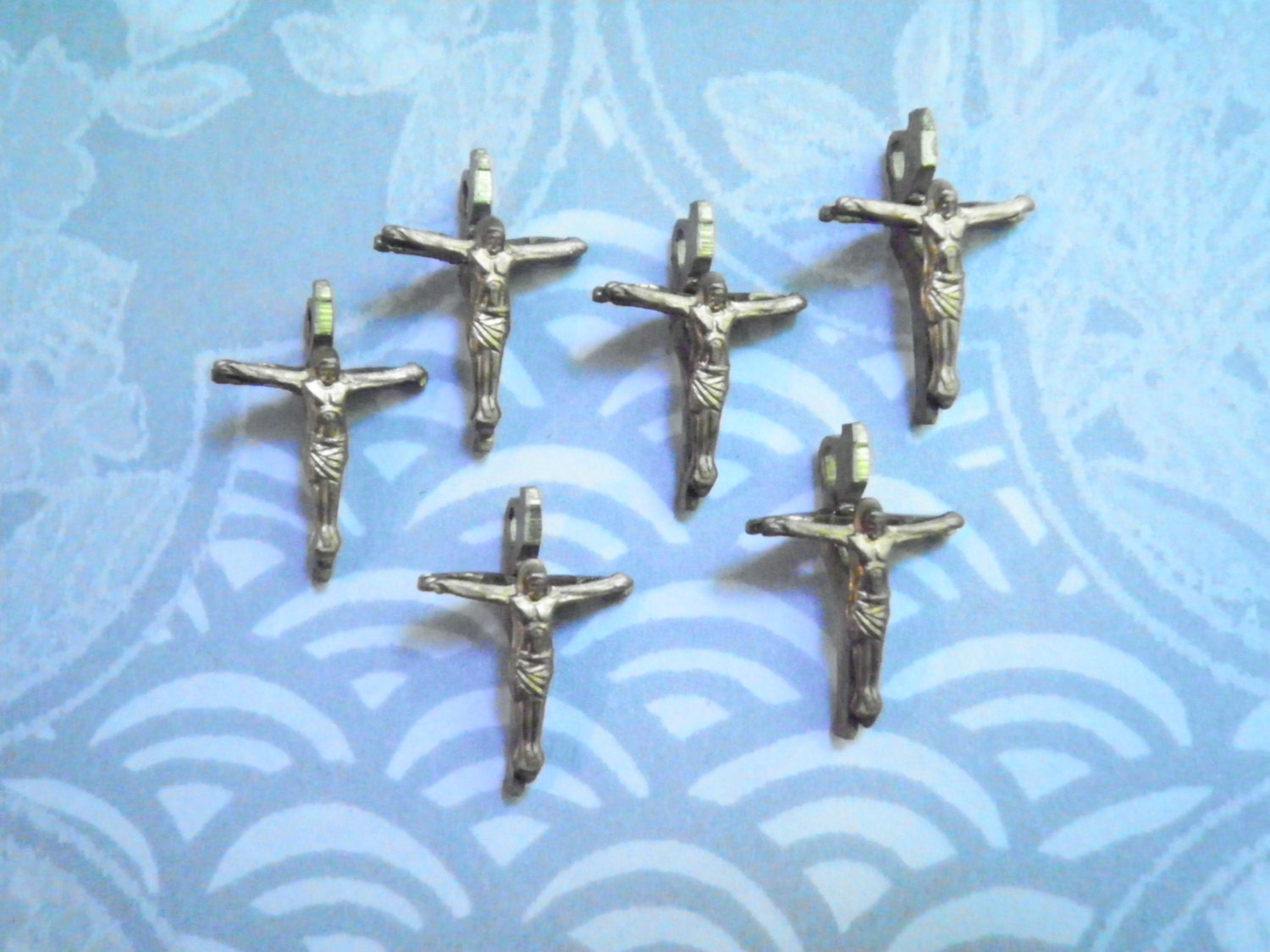 6 Messing-Kruzifixe 6 Messing-Kruzifixe von epicvintagejewelry