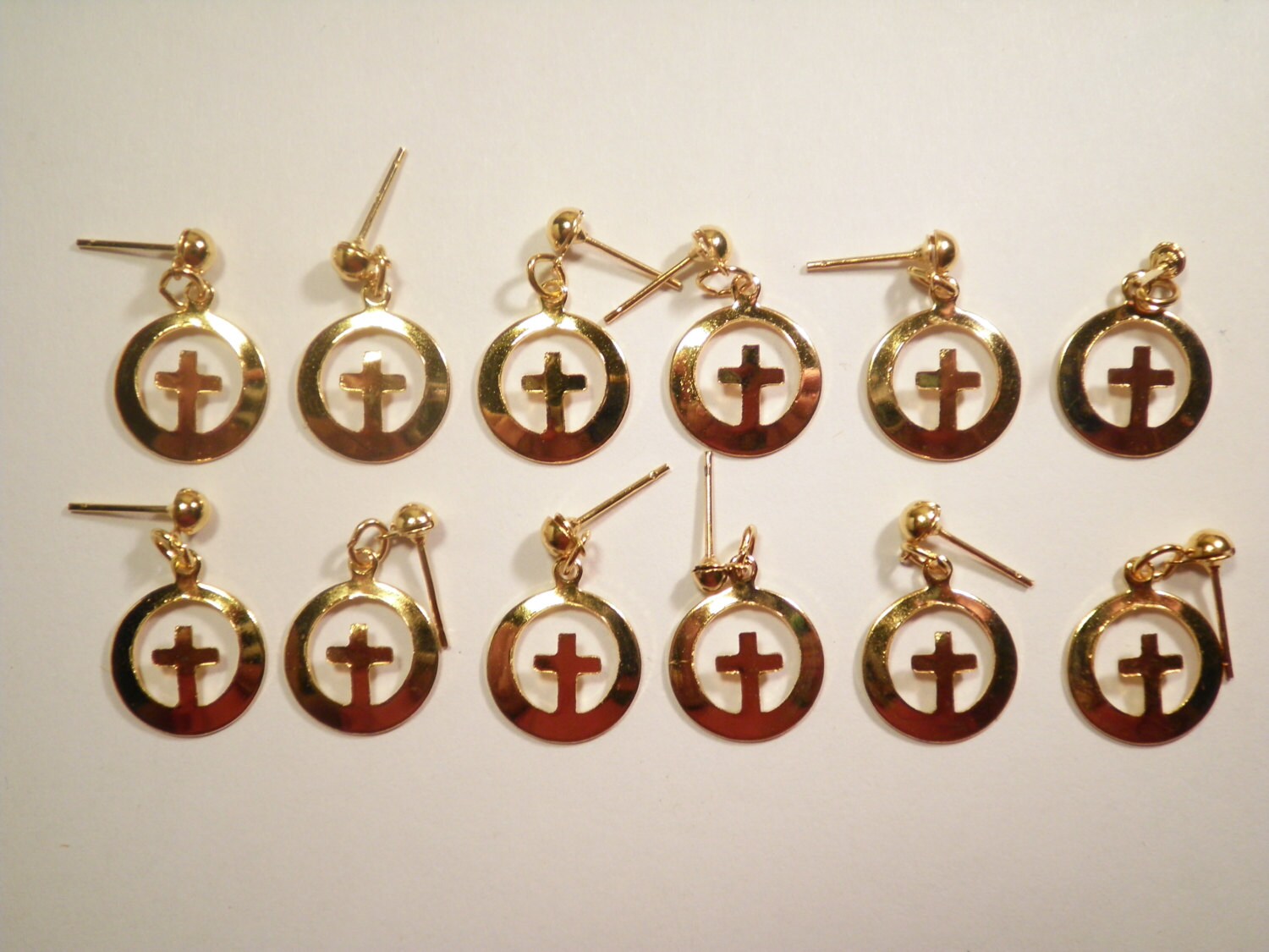 6 Paar Vergoldete Kreuz in Einem Kreis Ohrringe 6 Paar Vergoldete Kreuz in Einem Kreis Ohrringe von epicvintagejewelry