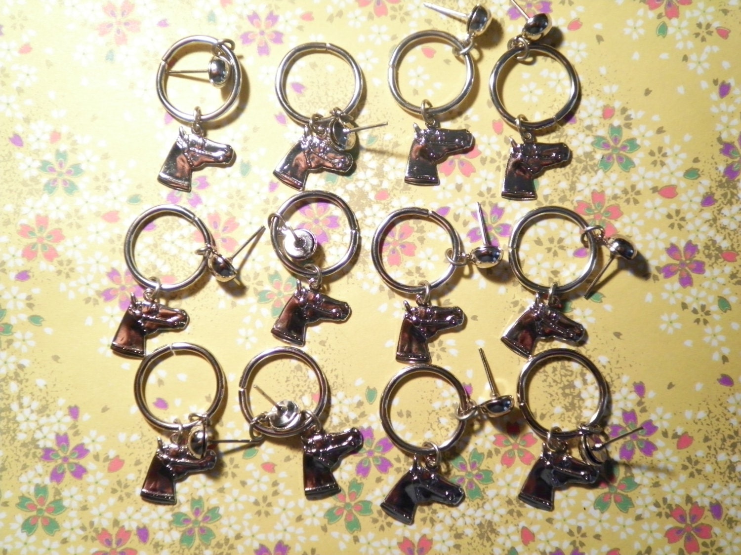 6 Paar Versilberte Pferdekopf Hoop Ohrringe 6 Paar Versilberte Pferdekopf Hoop Ohrringe von epicvintagejewelry