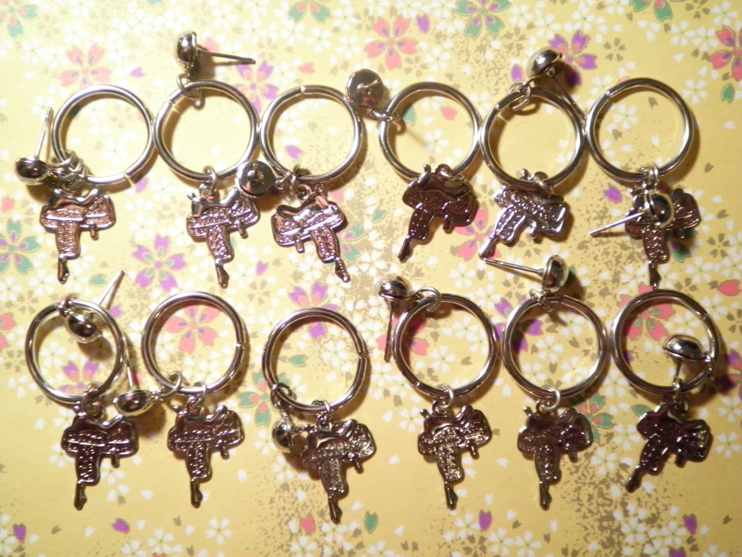 6 Paare Rodium Versilbert Pferd Sattel Ohrringe 6 Paare Rodium Versilbert Pferd Sattel Ohrringe von epicvintagejewelry