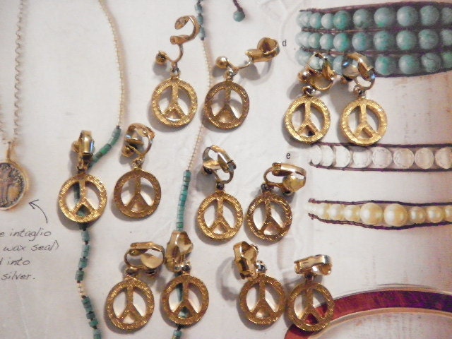 6 Prs. Vintage Vergoldet 14mm Friedenszeichen Ohrringe Mit Kupplung von epicvintagejewelry