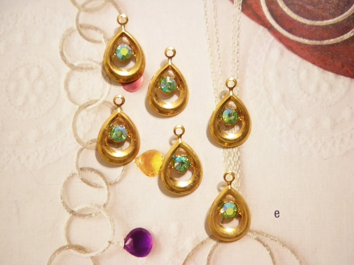 6 Vergoldet 18mm Anhänger Mit Einem 4mm Regenbogen Strass 6 Vergoldet 18mm Anhänger Mit Einem 4mm Regenbogen Strass von epicvintagejewelry