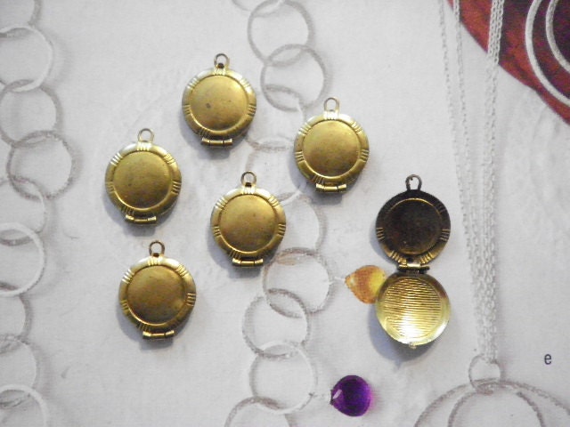 6 Vintage Messing 13mm Phantasie Edge Lockets 6 Vintage Messing 13mm Phantasie Edge Lockets von epicvintagejewelry