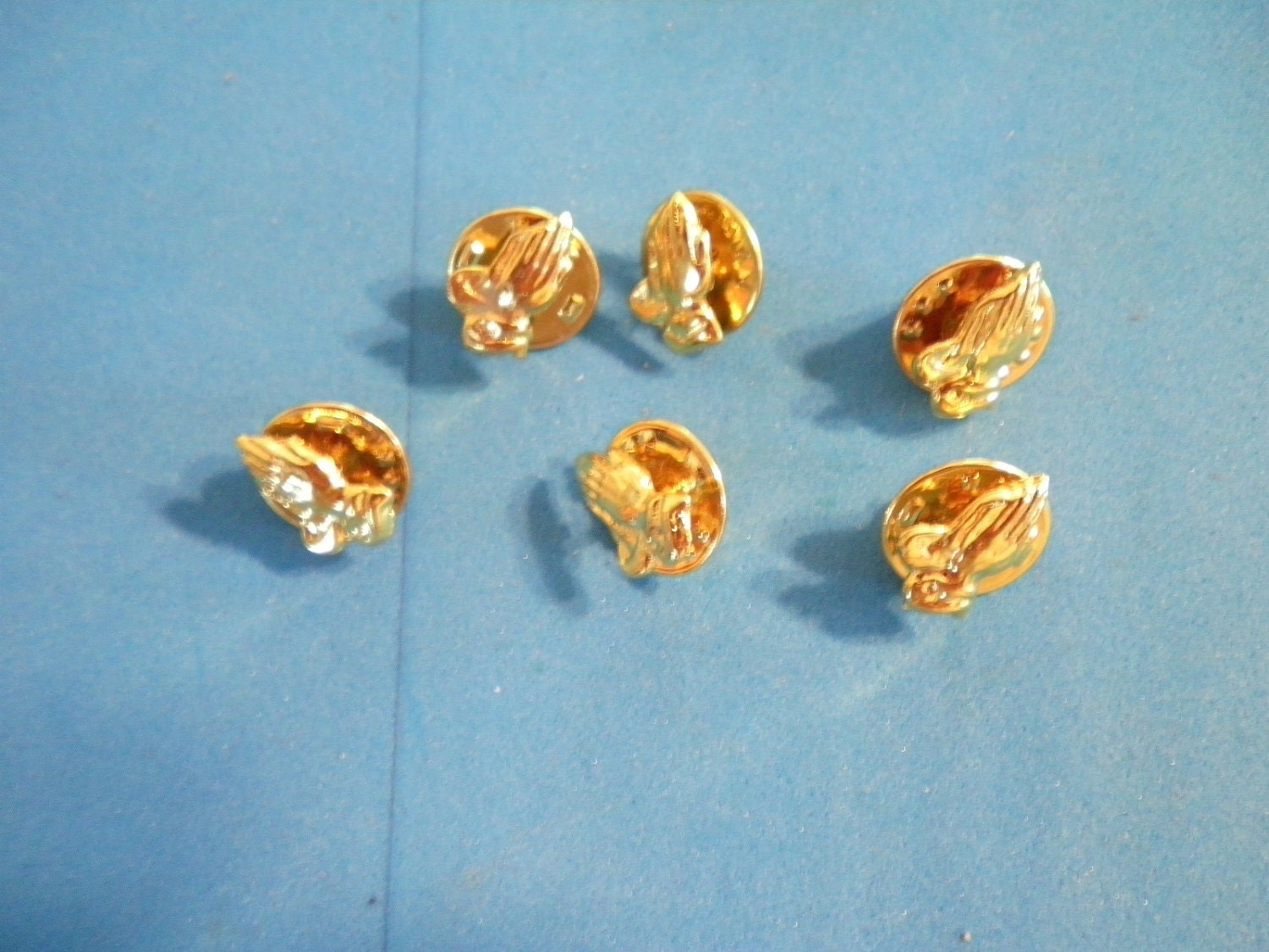 6 Vintage Vergoldete Betende Hände Pins Auf Karten 6 Vintage Vergoldete Betende Hände Pins Auf Karten von epicvintagejewelry
