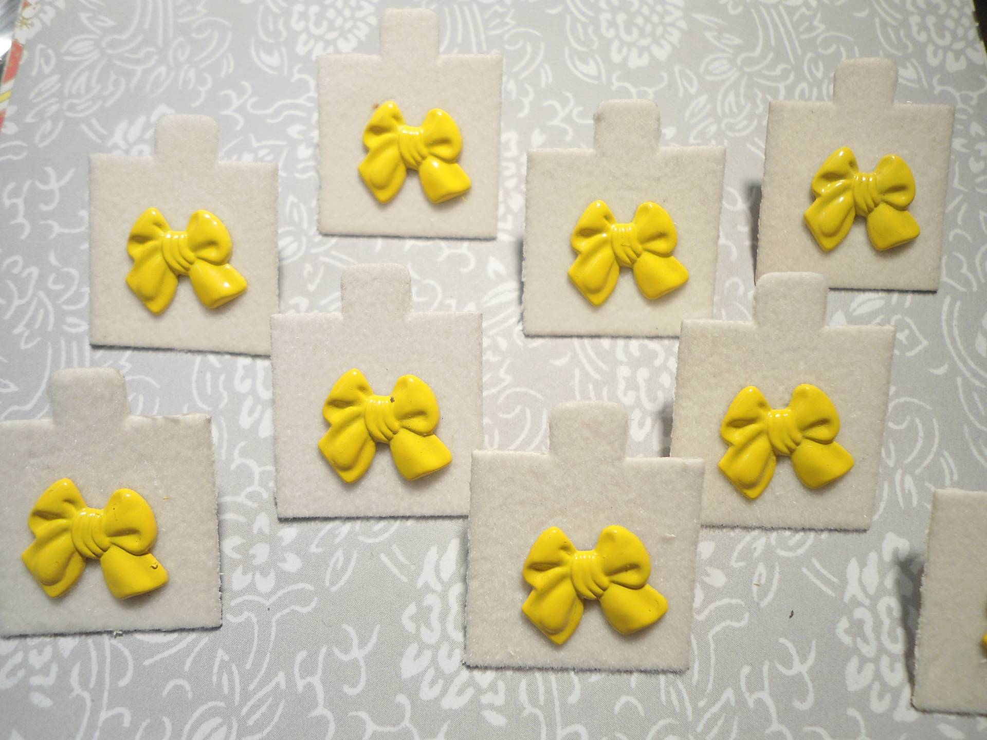 8 Paar Gelbe Band Ohrringe Pins Anstecknadeln 8 Paar Gelbe Band Ohrringe Pins Anstecknadeln von epicvintagejewelry