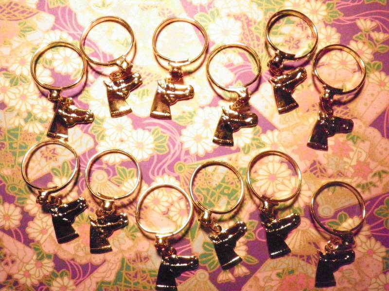 8 Vergoldete Swarovski Ruby Red Tropfen Ringe Verstellbar Mit Pferdekopf Anhänger von epicvintagejewelry