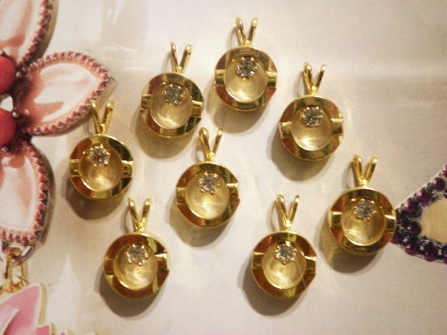 8 Vergoldeten Anhänger Mit 3mm Strass 8 Vergoldeten Anhänger Mit 3mm Strass von epicvintagejewelry