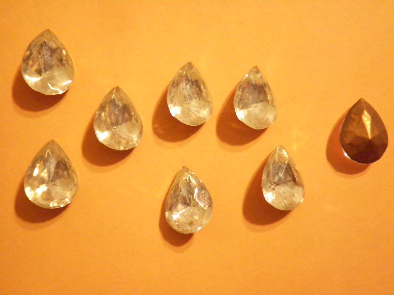 8 Vintage Westdeutschen Glass 16x12mm Pearshaped Facettierten Kristallsteinen 8 Vintage Westdeutschen Glass 16x12mm Pearshaped Facettierten Kristallsteinen von epicvintagejewelry