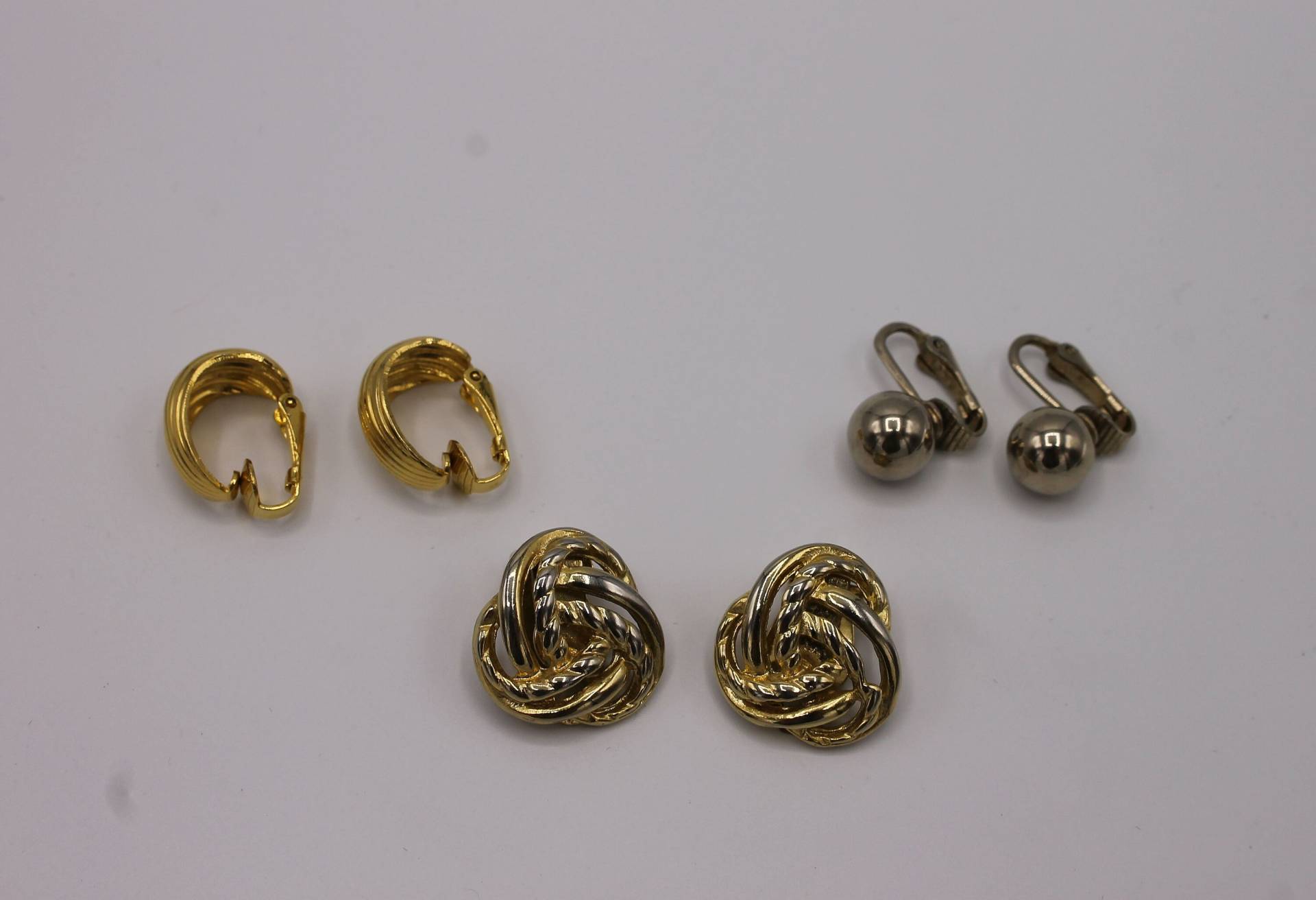 Drei Paare Von Vintage 80Er Jahre Gold Getönt Clip Auf Ohrringe Drei Paare Von Vintage 80Er Jahre Gold Getönt Clip Auf Ohrringe von ercubed