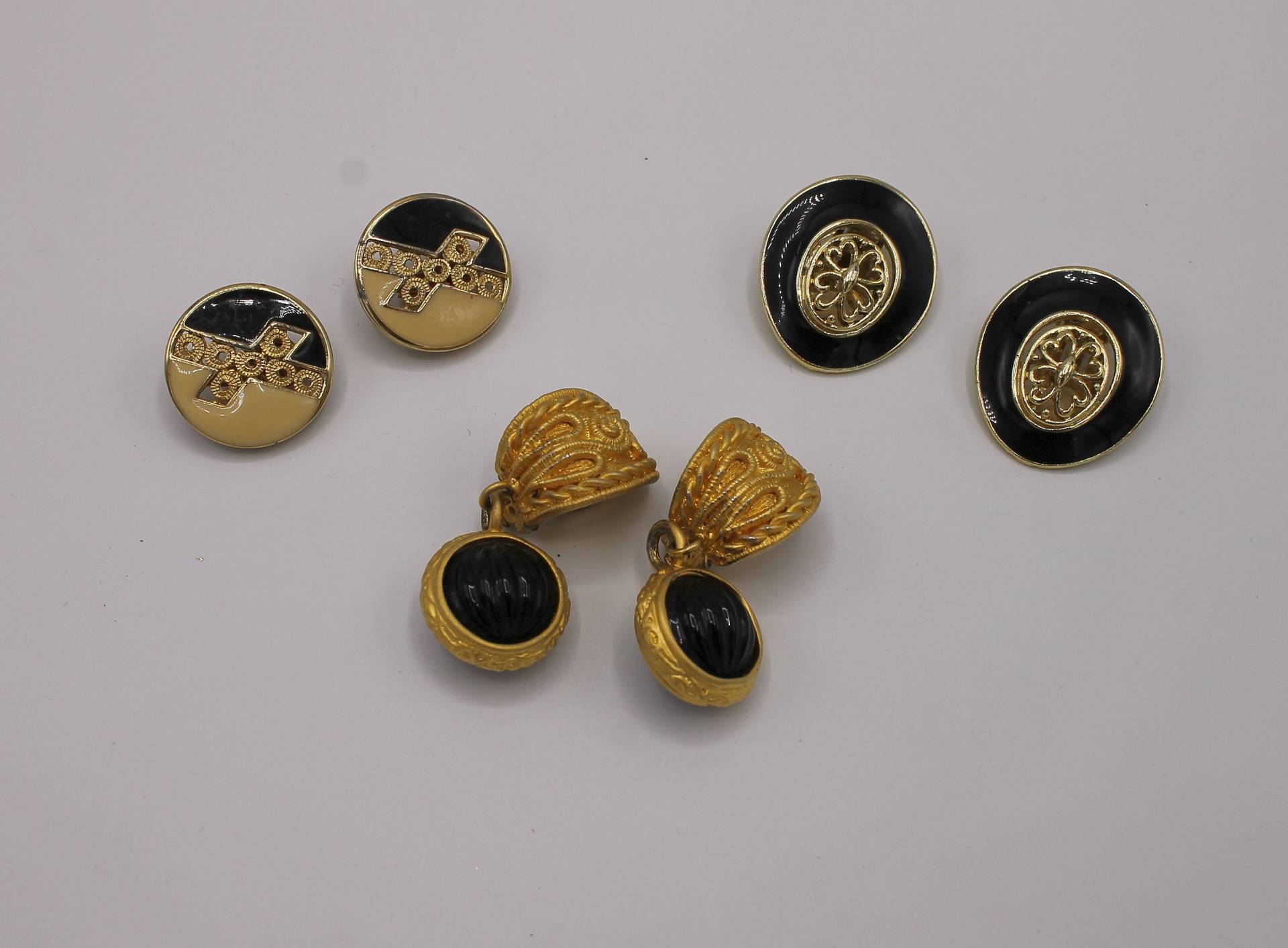 Drei Paare Von Vintage 80Er Jahre Schwarz Und Gold Clip Auf Ohrringe Drei Paare Von Vintage 80Er Jahre Schwarz Und Gold Clip Auf Ohrringe von ercubed