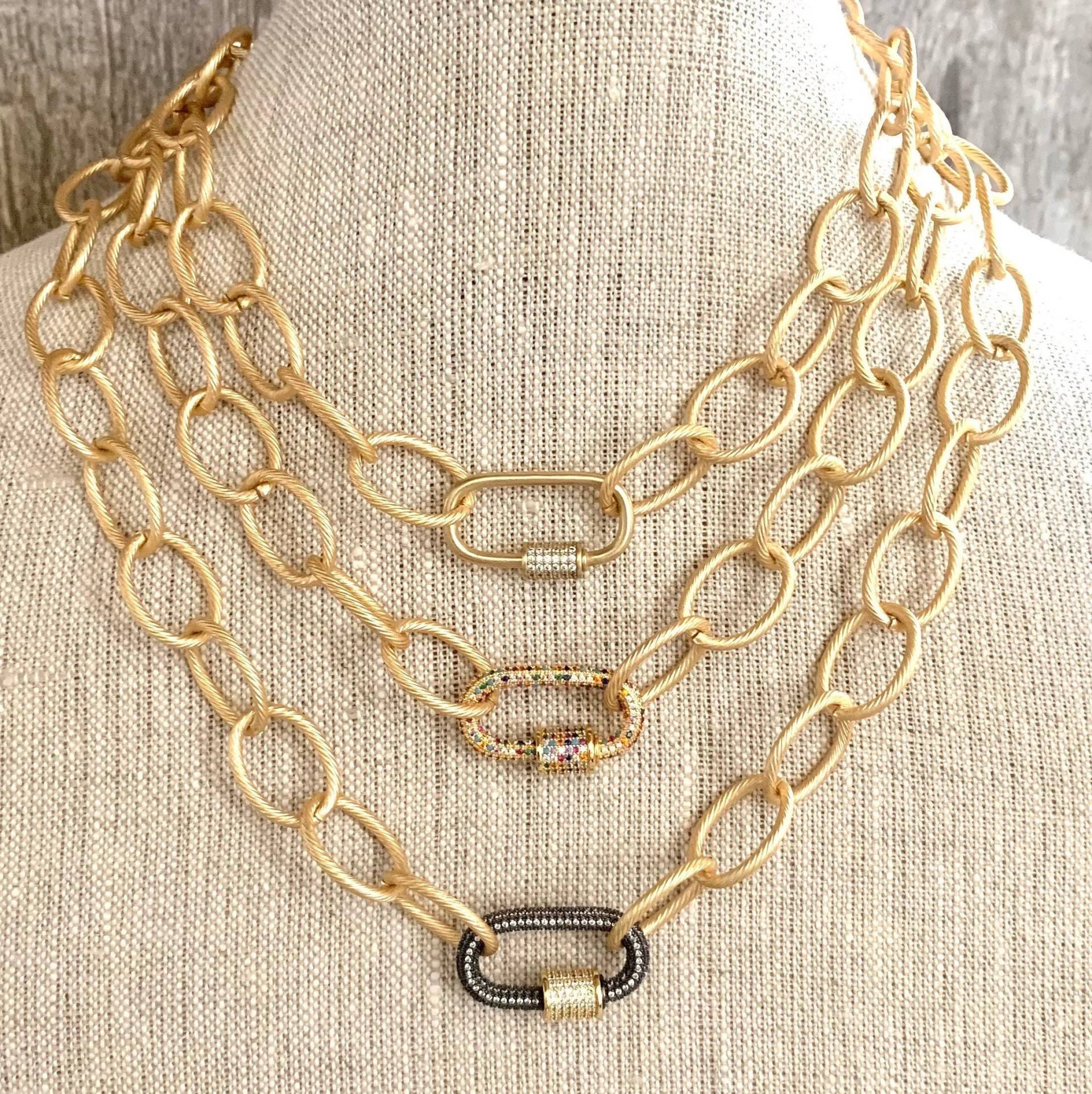 Matt Gold Karabiner Verschluss Moderne Schichtschmuck Matt Gold Karabiner Verschluss Moderne Schichtschmuck von ericapotholm