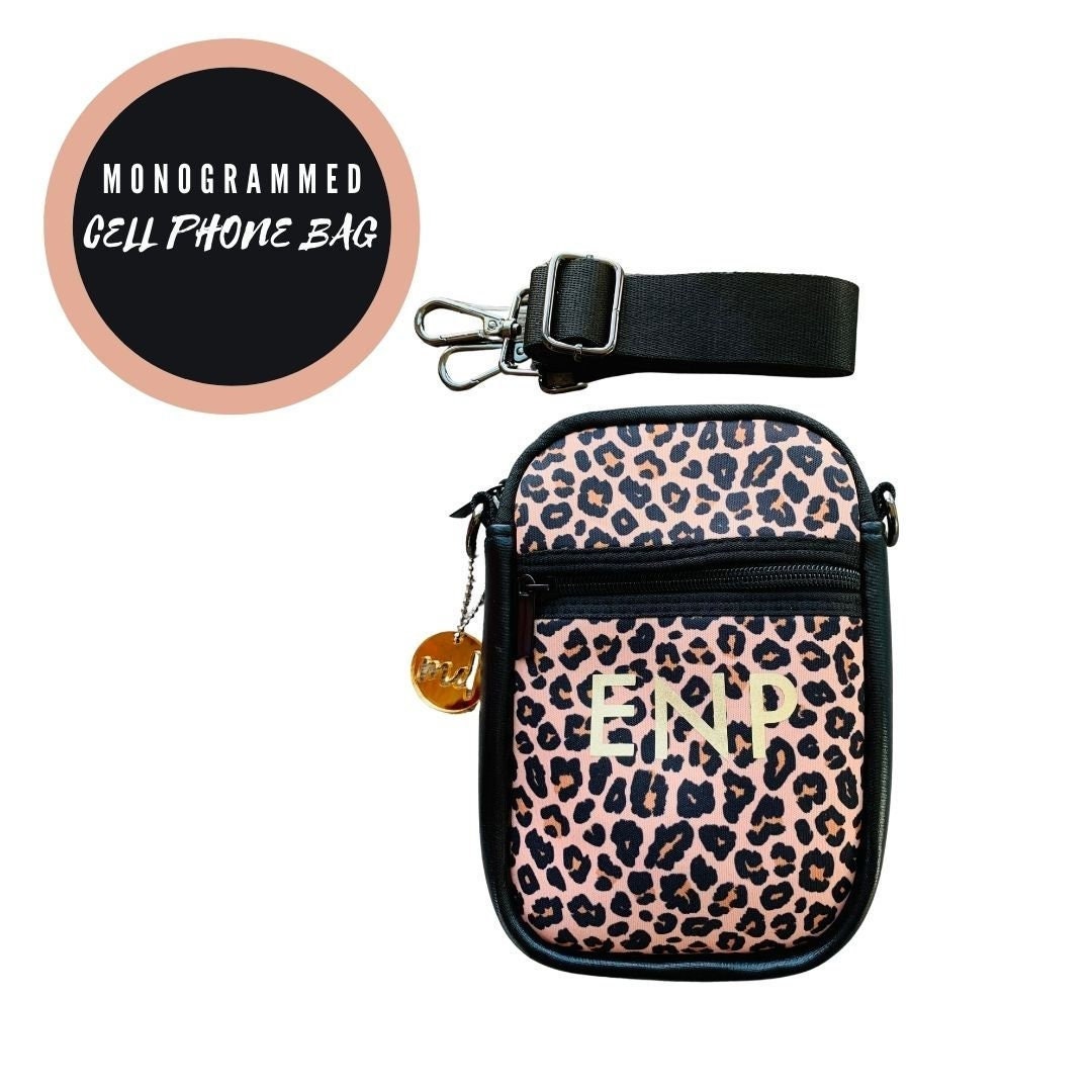 Monogrammierte Leopard Neopren Crossbody Handytasche Monogrammierte Leopard Neopren Crossbody Handytasche von ericapotholm