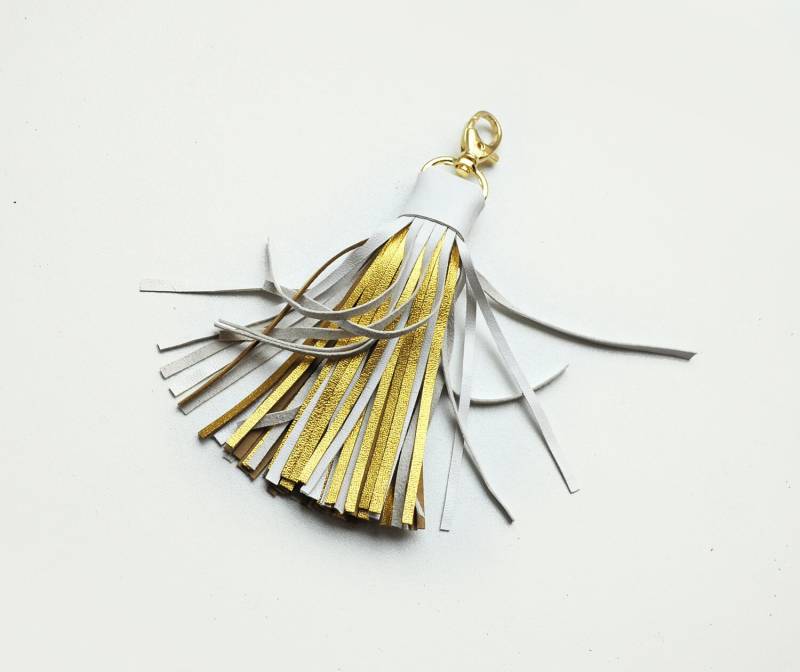 Leder Quaste, Groß, Weiß Und Gold Quaste Schlüsselanhänger von erikasleather