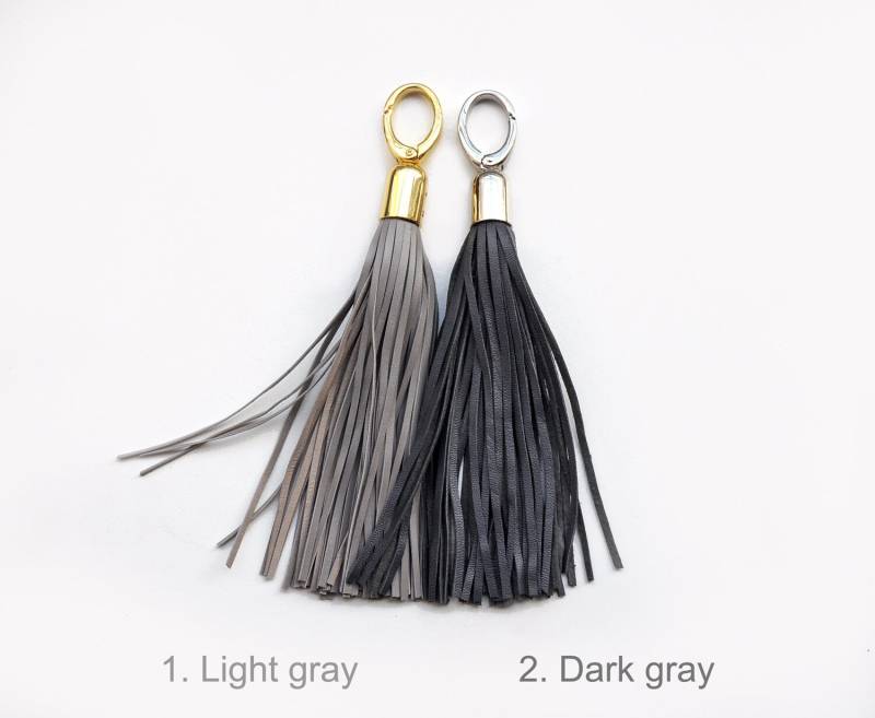 Lederquasten, Grautöne, Lange Quasten, Große Quastenschlüsselanhänger Lederquasten, Grautöne, Lange Quasten, Große Quastenschlüsselanhänger von erikasleather