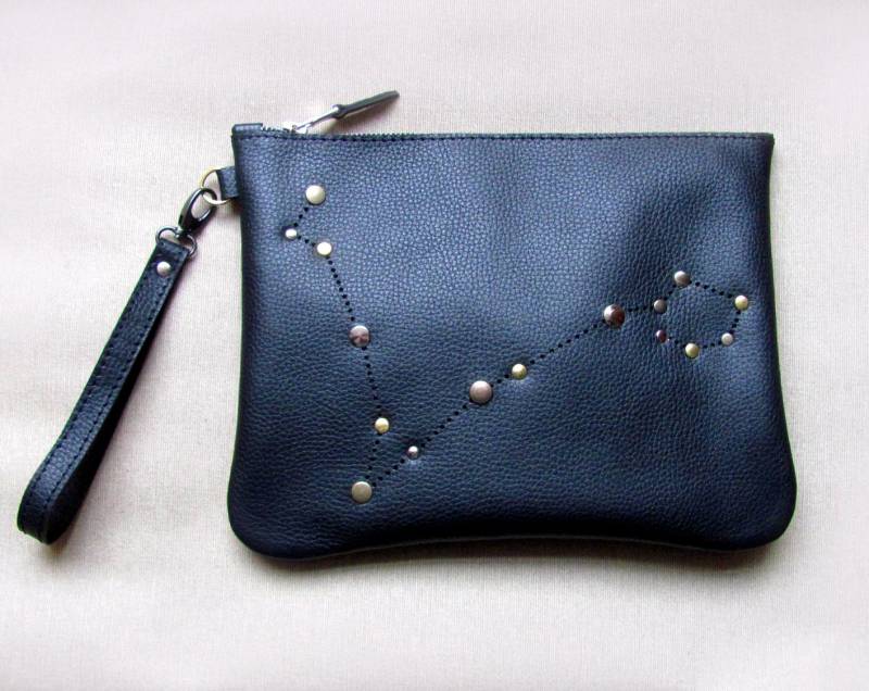 Personalisierte Sternzeichen Lederhandtasche, Beschlagene Reißverschlusstasche Personalisierte Sternzeichen Lederhandtasche, Beschlagene Reißverschlusstasche von erikasleather