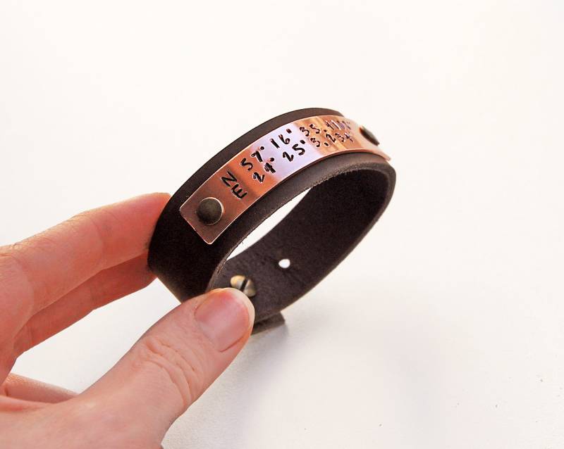 Personalisiertes Armband Aus Leder Und Kupfer, Coordinate Armband. Breitengrad Am Lederarmband Mit Längengrad Personalisiertes Armband Aus Leder Und Kupfer, Coordinate Armband. Breitengrad Am Lederarmband Mit Längengrad von erikasleather