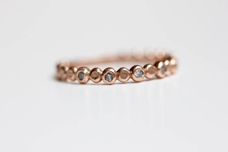 Grauer Diamant Ehering - Recycelter 14K Roségold Perlen Salz Und Pfeffer Stapelring Lünette Set Diamantring Grauer Diamant Ehering - Recycelter 14K Roségold Perlen Salz Und Pfeffer Stapelring Lünette Set Diamantring von erinjanedesigns