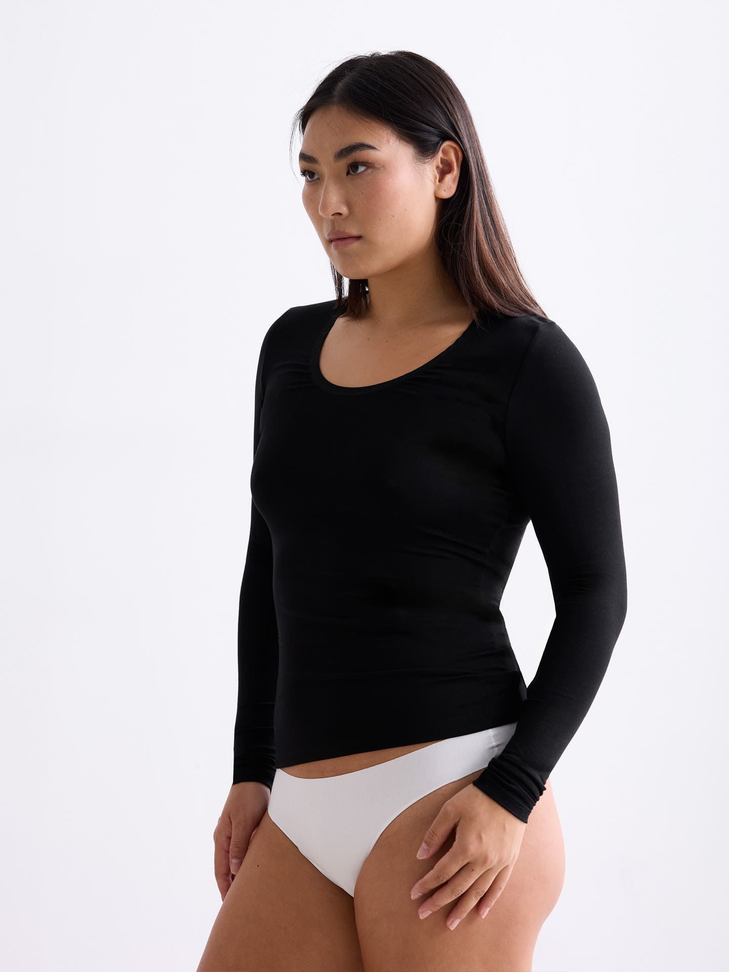 erlich textil Light Touch tiefausgeschnittenes Langarmshirt für Frauen aus TENCEL™ Lyocell in schwarz von erlich textil