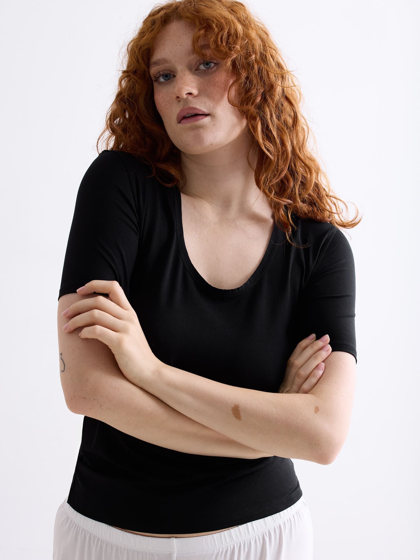 erlich textil Light Touch tiefausgeschnittenes T-Shirt für Frauen aus TENCEL™ Lyocell in schwarz von erlich textil