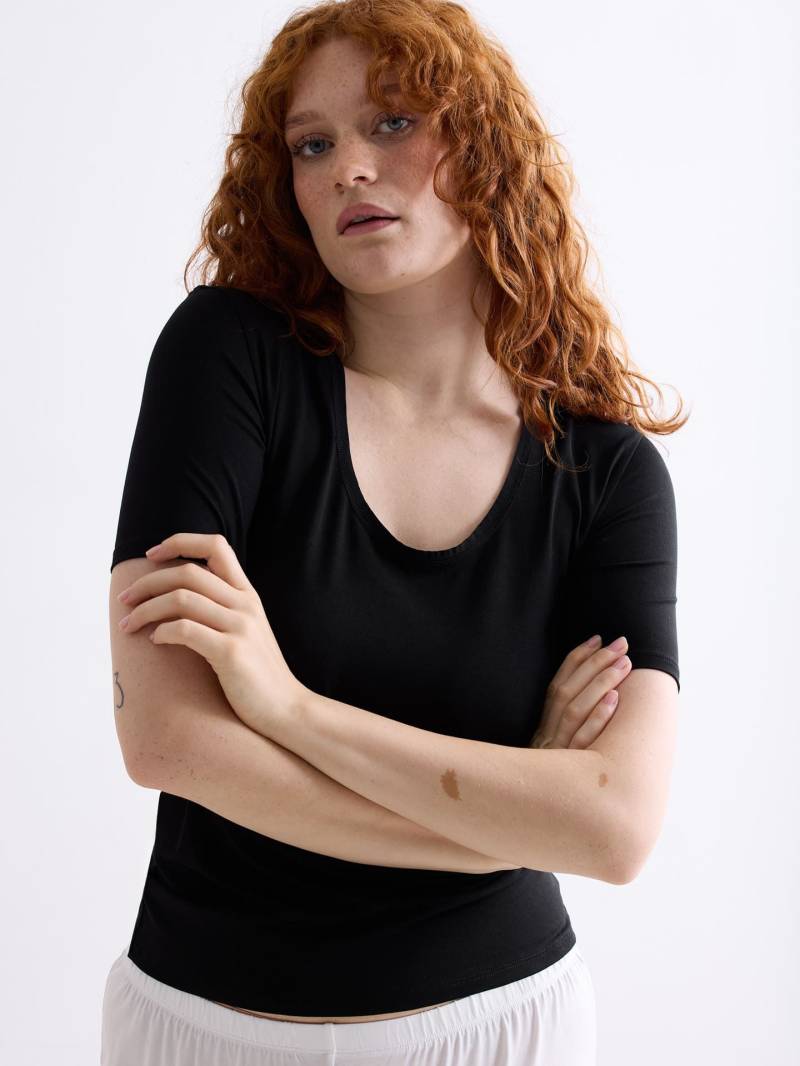 erlich textil Light Touch tiefausgeschnittenes T-Shirt für Frauen aus TENCEL™ Lyocell in schwarz von erlich textil