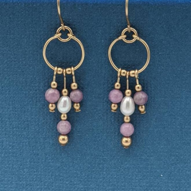 Vergoldete Lepidolith Perlen-Ohrringe, Handgefertigte Creolen von eronel