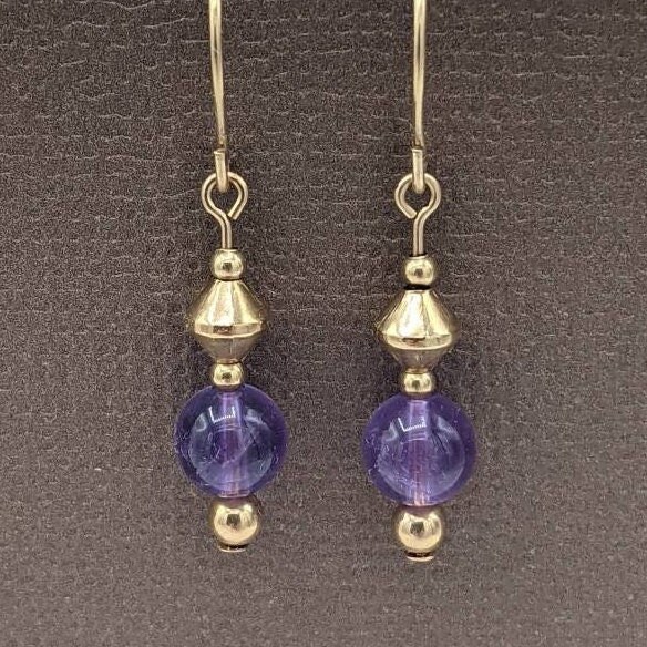 Goldgefüllte Amethyst-Ohrringe, Kleine Edelstein-Ohrringe, Februar-Geburtsstein Goldgefüllte Amethyst-Ohrringe, Kleine Edelstein-Ohrringe, Februar-Geburtsstein von eronel