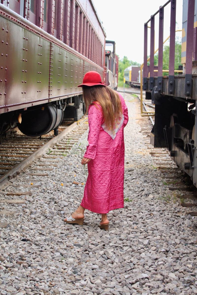 Elegante Beere Satin Robe - Upcycled Cottagecore Gesteppte Lange Kimonojacke von EcosDIY