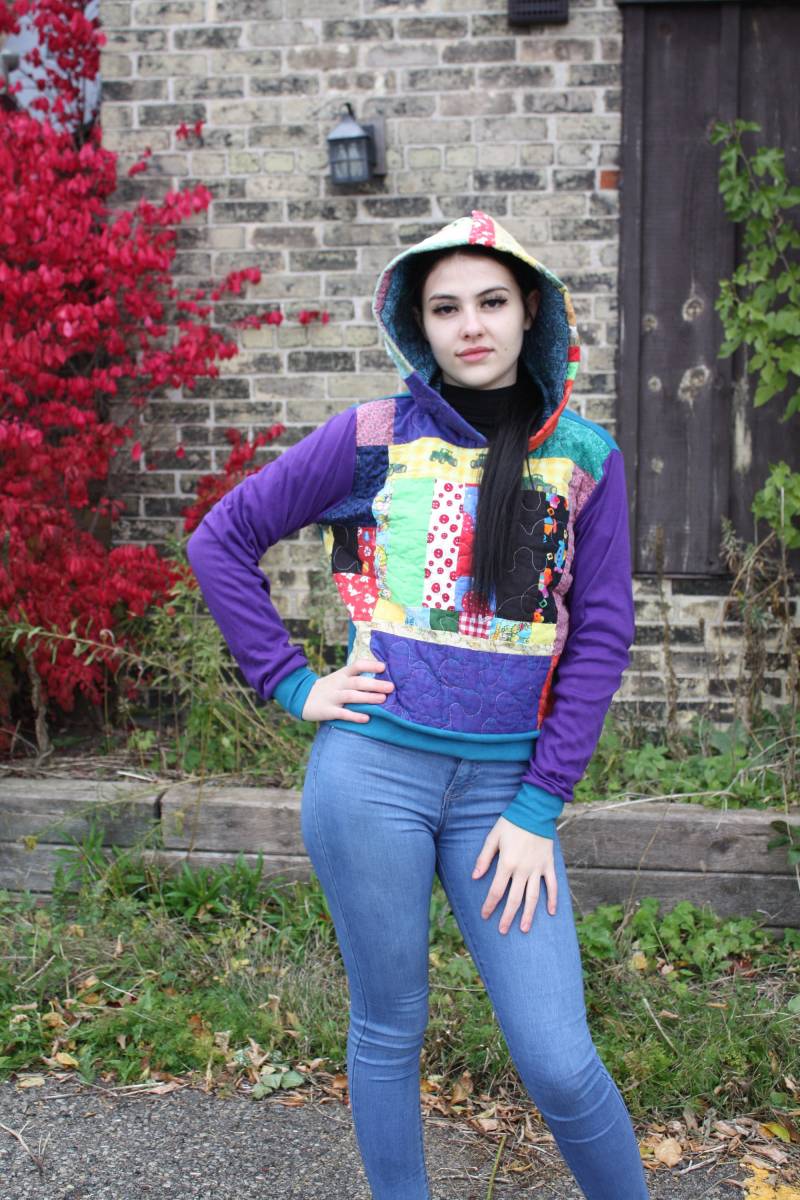 Gequilted Regenbogen Patchwork Hoodie Upcycled Quilt Hippie Country Chic Sweatshirt Größe S Gequilted Regenbogen Patchwork Hoodie Upcycled Quilt Hippie Country Chic Sweatshirt Größe S von EcosDIY