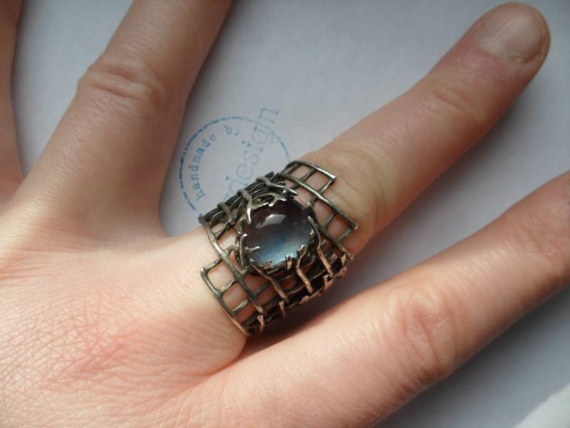 Silberring Mit Gitterstruktur Und Ovalem Aquamarin von erzdesign