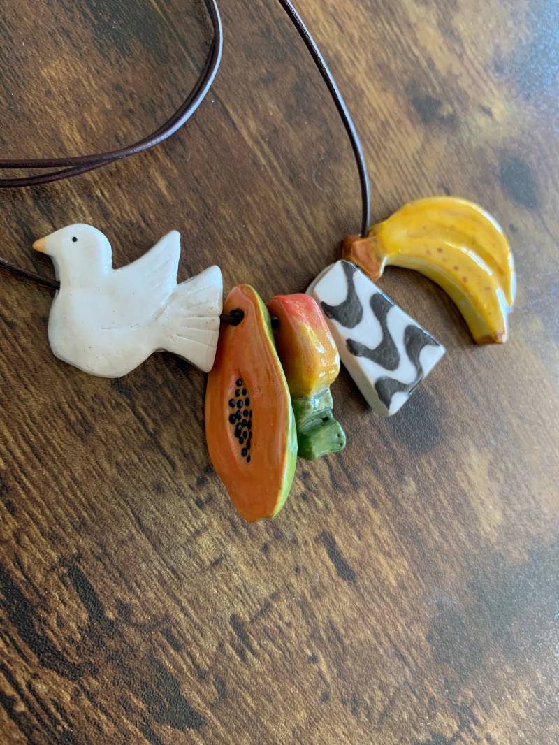 Glasierte Keramikanhänger Handgefertigtes Glänzendes Tonstück von esMUD