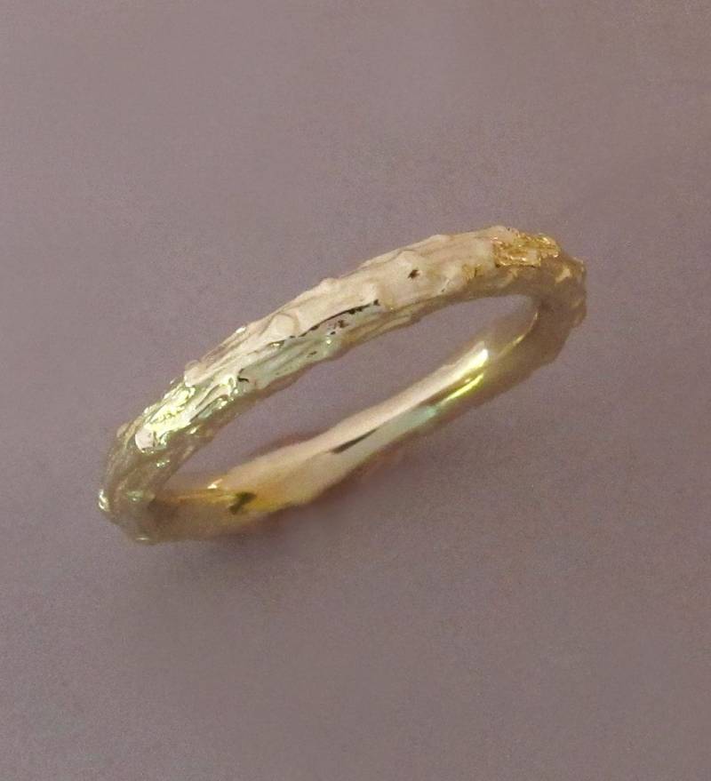 14K Gelbgold Zweigring Schmales Kiefernzweig-Ehering von esdesigns