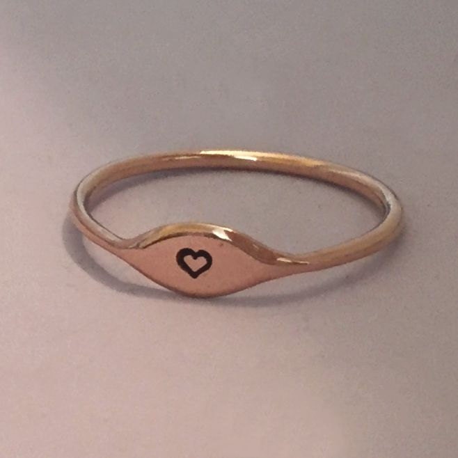 Eine Kleine 14K Rose Gold Brief Stapeln Ring Personalisiert Mit Initial Oder Symbol von esdesigns