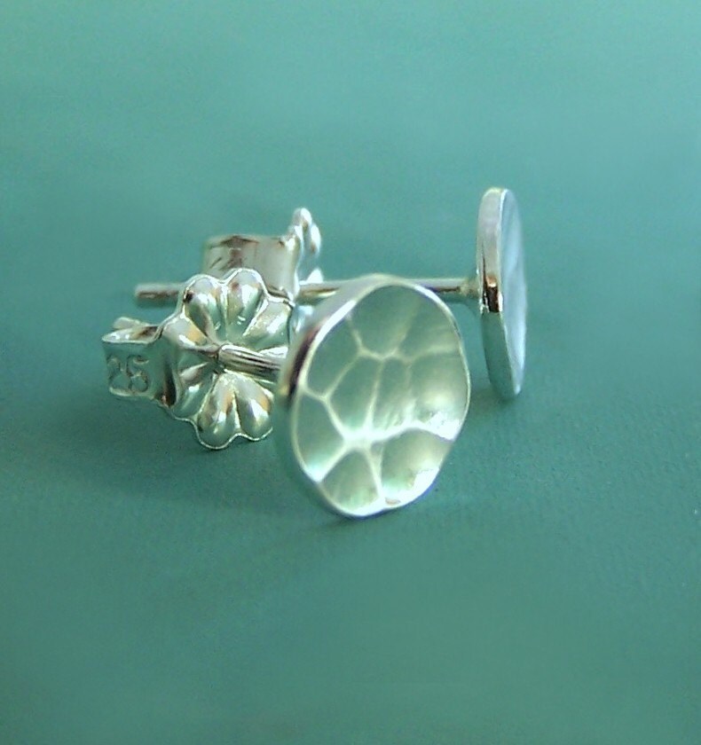 Gehämmert Scheibe Ohrstecker Sterling Silber, Pool von esdesigns