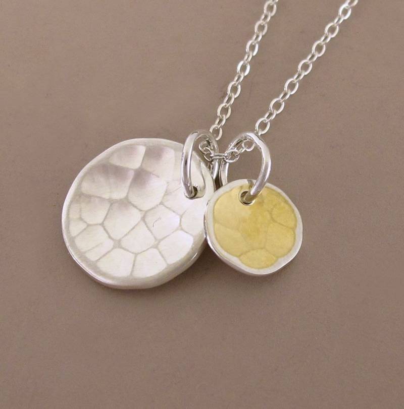 Gehämmerte Sterling Silber Und 22K Gold Pool Halskette von esdesigns