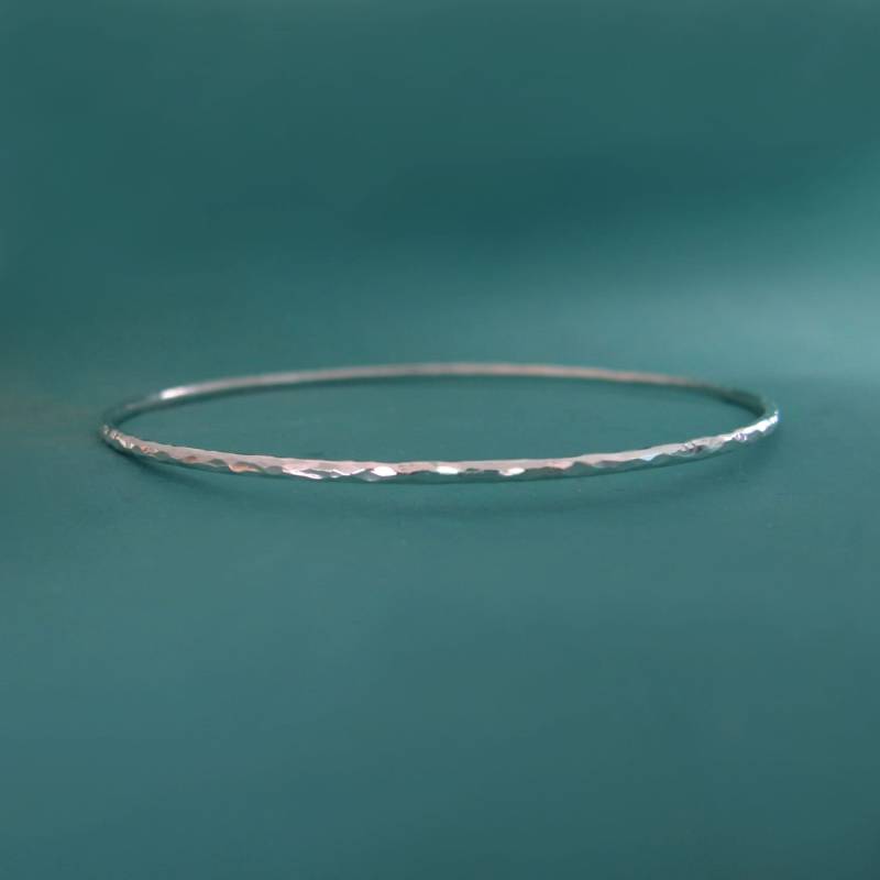Gehämmerter Sterling Silber Armreif Dünnes Rundes Armband von esdesigns